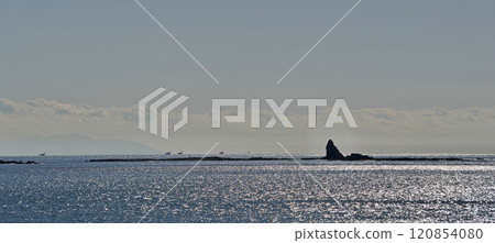 反射陽光的海浪中的烏帽岩(冬季,12月) 反射陽光的海浪中的烏帽岩(冬季,12月) 120854080