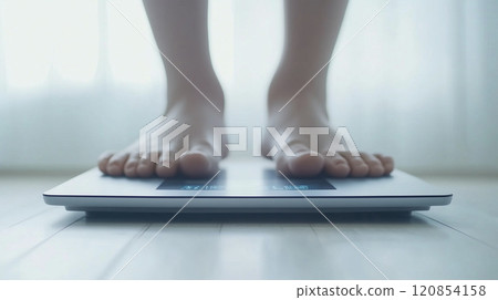 仔細看看使用數位秤的日本人的腳。 仔細看看使用數位秤的日本人的腳。 120854158