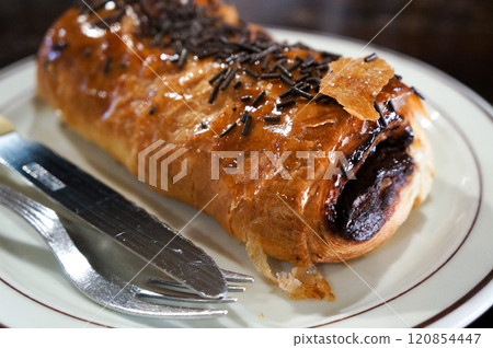甜甜的麵包,裡面夾滿了巧克力 甜甜的麵包,裡面夾滿了巧克力 120854447