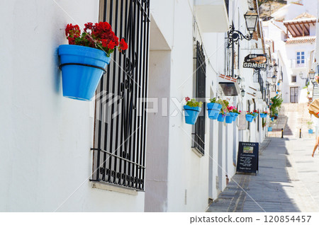 安達盧西亞旅遊小鎮米哈斯的著名街道 120854457