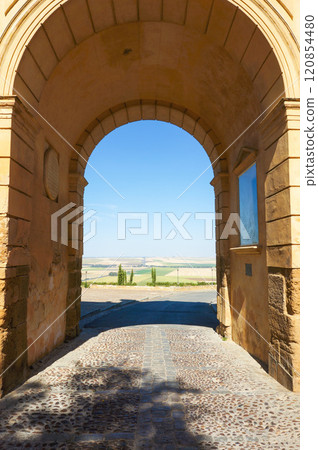 Passing through the arch, you can see the vast earth and blue sky 120854480
