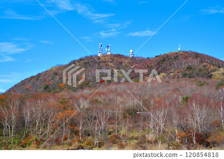 地藏山、赤城小沼湖畔的深秋景色、秋葉風景 地藏山、赤城小沼湖畔的深秋景色、秋葉風景 120854818