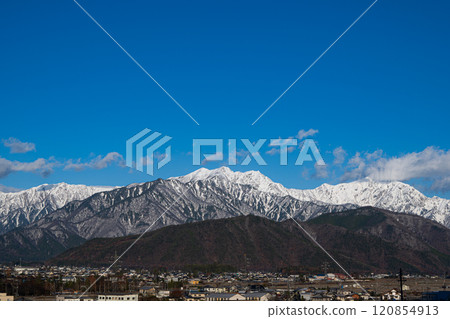 Winter in the Northern Alps: Blue skies and mountain ranges 120854913