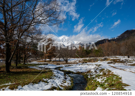 Winter in the Northern Alps: Blue skies and mountain ranges Winter in the Northern Alps: Blue skies and mountain ranges 120854918