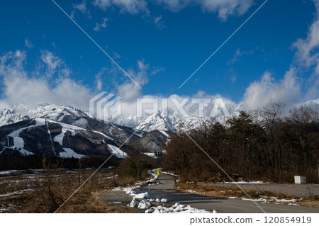 Winter in the Northern Alps: Blue skies and mountain ranges 120854919