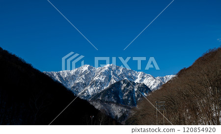 Winter in the Northern Alps: Blue skies and mountain ranges 120854920