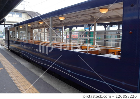 愛吉野川無軌電車（菊葉32型）在德島站停靠 120855220