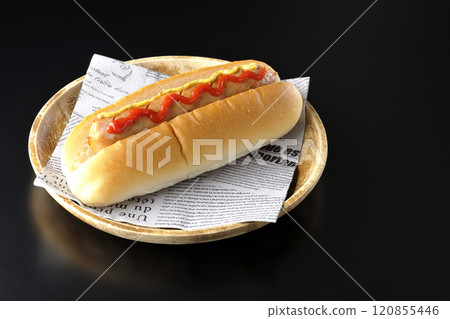 黑色背景上的一張熱狗、番茄醬和芥末的照片 黑色背景上的一張熱狗、番茄醬和芥末的照片 120855446