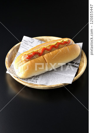 黑色背景上的一張熱狗、番茄醬和芥末的照片 120855447