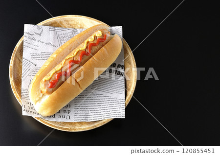 黑色背景上的一張熱狗、番茄醬和芥末的照片 120855451