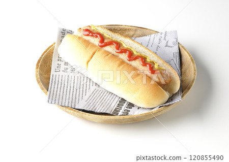 一張白色背景上有番茄醬和芥末的熱狗的照片 120855490
