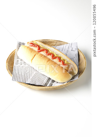 一張白色背景上有番茄醬和芥末的熱狗的照片 120855496