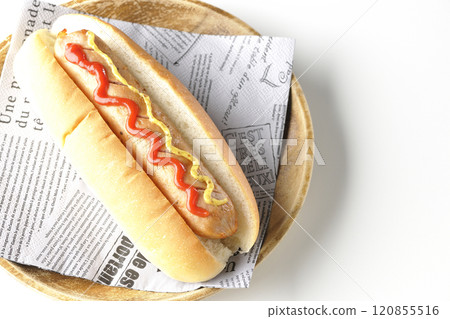 一張白色背景上有番茄醬和芥末的熱狗的照片 一張白色背景上有番茄醬和芥末的熱狗的照片 120855516