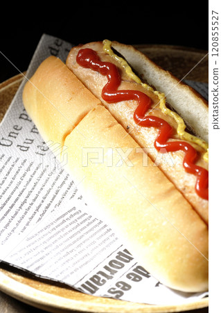 熱狗配番茄醬和芥末 熱狗配番茄醬和芥末 120855527