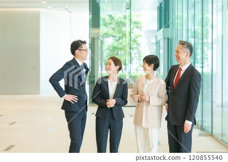 商界人士在辦公室裡排隊 商界人士在辦公室裡排隊 120855540