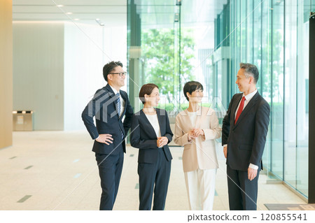 商界人士在辦公室裡排隊 商界人士在辦公室裡排隊 120855541