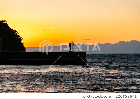 [Kanagawa Prefecture] Beautiful sunset and silhouettes of people seen from Enoshima 120855671