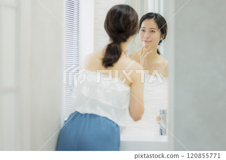 年輕女子在浴室裡，美麗的形象 120855771