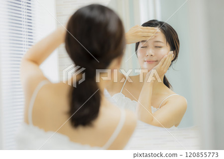 年輕女子在浴室裡,美麗的形象 年輕女子在浴室裡,美麗的形象 120855773