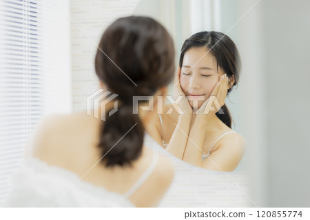 年輕女子在浴室裡,美麗的形象 年輕女子在浴室裡,美麗的形象 120855774