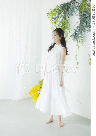 Green Wall and Women 120855816