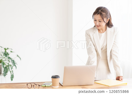 Smiling Woman Business Computer Smiling Woman Business Computer 120855866