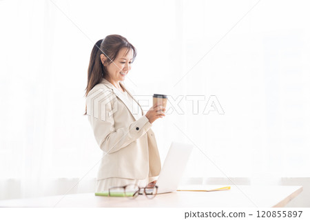 微笑的女人商務電腦休息 120855897