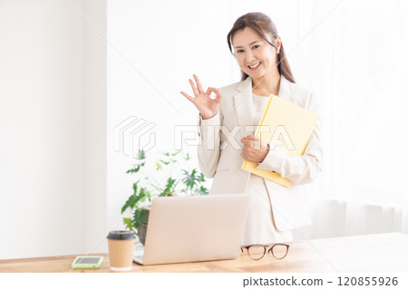 Smiling Woman Business Computer Smiling Woman Business Computer 120855926