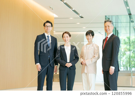 商界人士在辦公室裡排隊 120855996