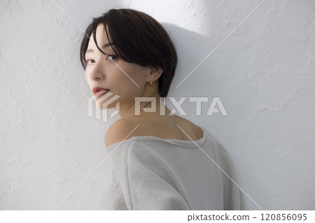 Middle woman in knit 120856095