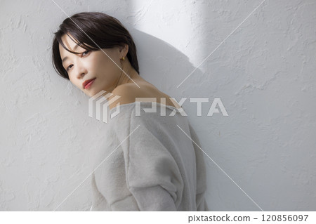 Middle woman in knit 120856097