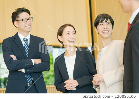 微笑的商人在辦公室交談 微笑的商人在辦公室交談 120856100