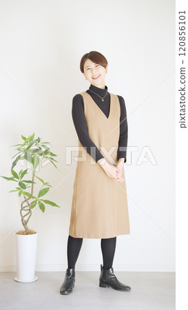 秋冬女裝時尚搭配全身(肖像) 秋冬女裝時尚搭配全身(肖像) 120856101