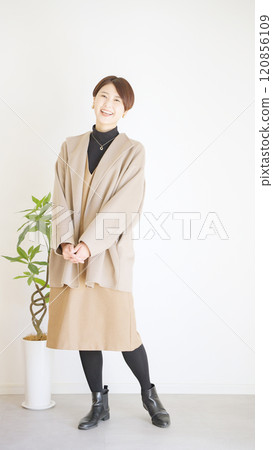 Fashion coordination of women's fall and winter clothes, whole body (portrait) 120856109