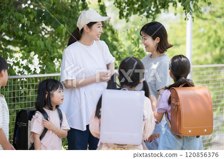 Elementary school students and their parents, the morning commute to school. Children's faces are not visible. Housewives' chatter. 120856376