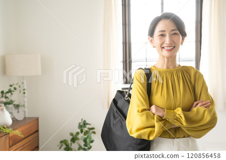 一名女子背著單肩包站在室內 一名女子背著單肩包站在室內 120856458
