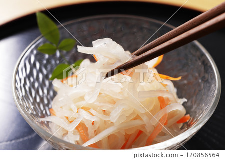 我是紅白相間的。 我是紅白相間的。 120856564