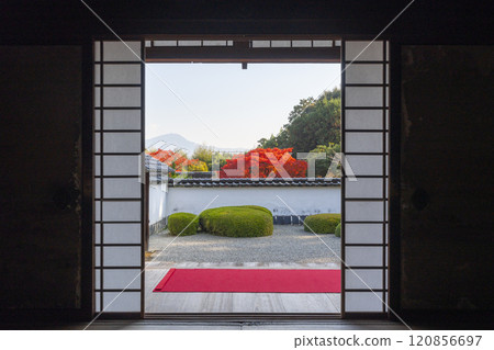 Autumn in Kyoto: Shodenji Temple, "Shishi no Ko Watashi Garden" with Mt. Hiei as a backdrop 120856697