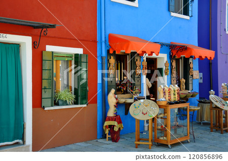 義大利，威尼斯潟湖，布拉諾島，色彩繽紛的城市景觀 120856896