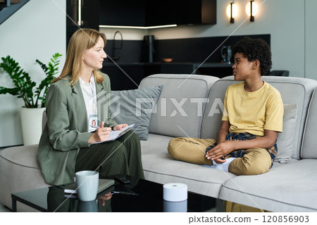 Counseling Session Discussing Issues in Therapeutic Setting 120856903