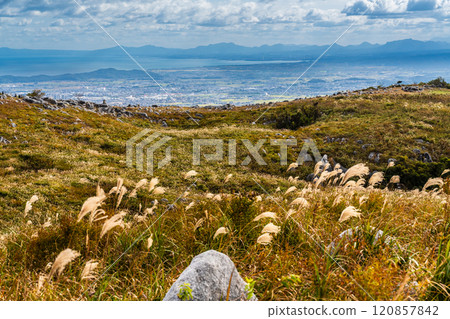 Autumn scenery of Hiraodai and red leaves [Kitakyushu City, Fukuoka Prefecture] 120857842