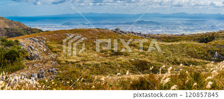 Panorama of autumn scenery and autumn leaves at Hiraodai [Kitakyushu City, Fukuoka Prefecture] 120857845