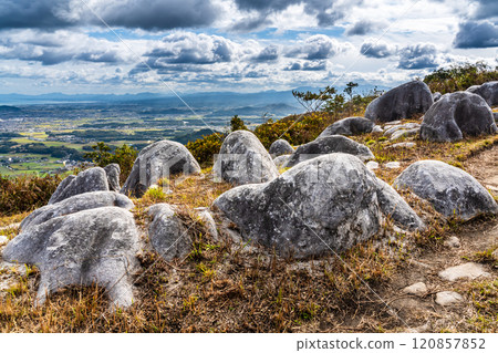 平尾台的秋景和紅葉【福岡縣北九州】 120857852