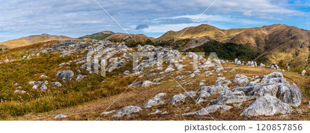 Panorama of autumn scenery and autumn leaves at Hiraodai [Kitakyushu City, Fukuoka Prefecture] 120857856