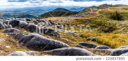 Panorama of autumn scenery and autumn leaves at Hiraodai [Kitakyushu City, Fukuoka Prefecture] 120857895