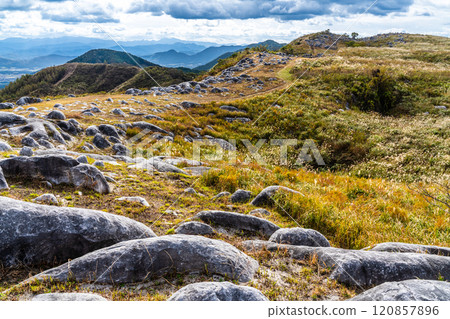 Autumn scenery of Hiraodai and red leaves [Kitakyushu City, Fukuoka Prefecture] 120857896