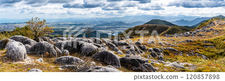 Panorama of autumn scenery and autumn leaves at Hiraodai [Kitakyushu City, Fukuoka Prefecture] 120857898