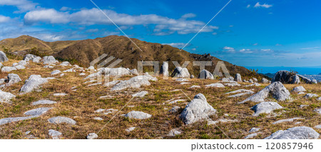 Panorama of autumn scenery and autumn leaves at Hiraodai [Kitakyushu City, Fukuoka Prefecture] 120857946