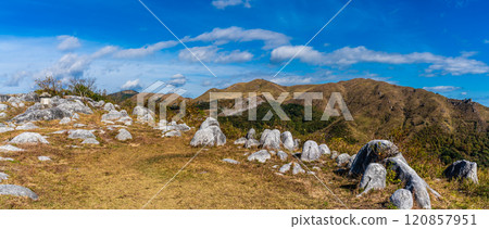 Panorama of autumn scenery and autumn leaves at Hiraodai [Kitakyushu City, Fukuoka Prefecture] 120857951