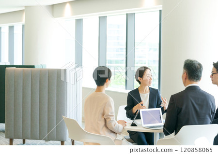 Businessmen having a meeting 120858065